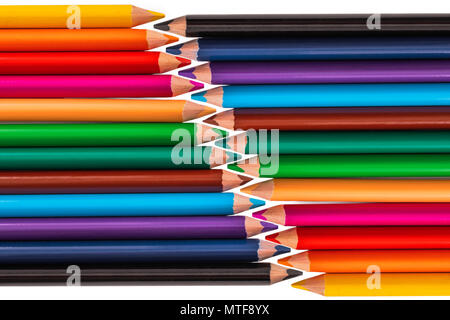 Crayons de couleur, des crayons avec copie espace isolé sur fond blanc. Concept de châssis de l'éducation. Banque D'Images