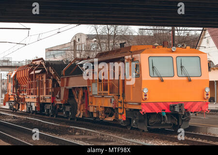 La distribution de ballast et le profilage machine à chenilles. La réparation Banque D'Images