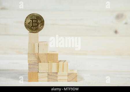 Hiérarchie d'entreprise. Le concept de stratégie avec bitcoin. Bitcoin d'or en haut debout sur une pyramide de blocs de construction en bois. Copiez l'espace. Banque D'Images