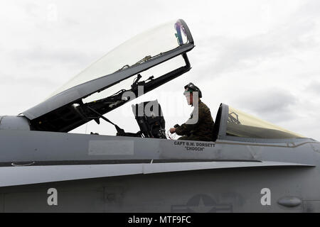 Le sergent du Corps des Marines des États-Unis. Dominic Schulte, Marine Fighter Attack Squadron 232 Technicien d'équipement de vol de Miramar, Californie, travaille sur une AF-18C Hornet de son escadron à la ligne de vol à Joint Base Elmendorf-Richardson, Alaska, pour faire de l'exercice Northern Edge, 24 avril 2017. Plusieurs avions militaires de tous les services comptables opérations, des techniques et des procédures tout en améliorant l'interopérabilité dans le Nord de l'Edge 2017 - Alaska's premier joint-exercice d'entraînement. Banque D'Images