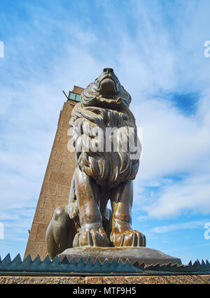 L'énorme statue de lion décore le Qasr El Nil Bridge, reliant le centre-ville du Caire, Égypte île Gezira avec. Banque D'Images