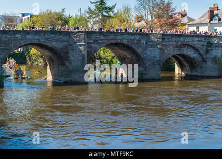 La Banque peut les célébrations de vacances avec les éleveurs de fonds faisant leur chemin le long de la rivière Wye au cours des deux jours River Carnival Hereford Royaume-uni Mai 2018 Banque D'Images