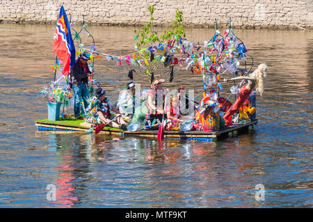 Chevrons sur la rivière Wye arborant le drapeau du Herefordshire pendant le carnaval de la rivière Hereford. Mai 2018 Banque D'Images