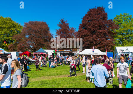 Les foules affluent vers la rivière Hereford Carnival le long des rives de la rivière Wye, Hereford Royaume-Uni. Mai 2018 Banque D'Images