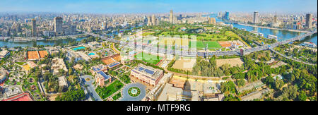 Le CAIRE, ÉGYPTE - Le 24 décembre 2017 : La vue depuis la Tour du Caire sur les hôtels de luxe, restaurants et jardins de l'île de Gezira, quartiers résidentiels de Gizeh Banque D'Images