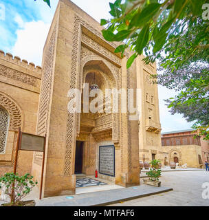 Le CAIRE, ÉGYPTE - Le 24 décembre 2017 : Le principal iwan (portail) de Manial Palace complexe mosquée avec sculptures sur pierre, des ornements de muqarnas et scenic calligraphier Banque D'Images