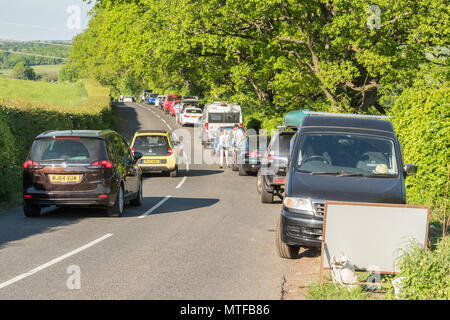 Les pressions touristiques et parking - problèmes de voitures stationnées le long de la route B834 en tant que personnes visitent les Devils Pulpit Finnich, Glen Killearn, Ecosse, Royaume-Uni Banque D'Images