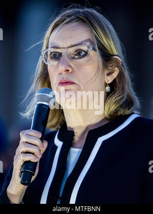 L'image de fichier d'accueil Orange Secrétaire Rudd, sous la pression de démissionner au cours d'une série de fuites dommageables liées à la Windrush scandale. Vu ici présents à la veillée aux chandelles à Trafalgar Square pour se souvenir de ceux qui ont perdu la vie dans l'attaque terroriste de Westminster. Avec : Amber Rudd MP Secrétaire d'accueil où : London, England, United Kingdom Quand : 27 Avr 2018 Crédit : Wheatley/WENN Banque D'Images