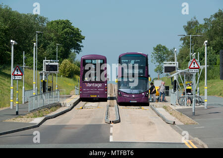 Un premier bus Vantage recueille des passagers en Ellenbrook sur le Busway guidé Leigh dans Worsley, Salford, Greater Manchester. Banque D'Images