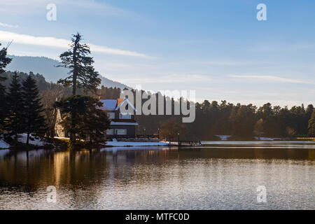 Maisons et arbres à côté du lac de Golcuk Nature Park,pays,Turquie Bolu Banque D'Images