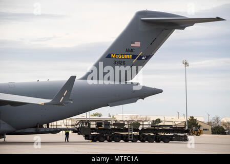 Aviateurs du 366e Escadron de préparation logistique préparer une K-chargeur pour décharger un C-17 Globemaster III à Mountain Home Air Force Base, Texas, le 22 avril 2017. L'appareil transportait de l'équipement utilisé par 389e Escadron de chasse aviateurs, rentré récemment d'un déploiement de six mois dans le sud-ouest de l'Asie. Banque D'Images
