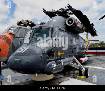 Sh-2 Seasprite hélicoptère sur poste de pilotage de l'USS Midway Museum, porte-avions, San Diego, Californie Banque D'Images