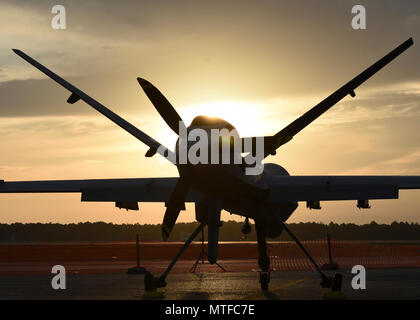 Un U.S. Air Force MQ-9 Reaper de Creech Air Force Base, Nevada, se trouve stationné sur l'aire à la base aérienne Tyndall, en Floride, le 23 avril 2017 pour la Côte du Golfe 2017 Salute. L'objectif de la côte du golfe du salut est que les familles quitter avec une expérience d'une vie et à une meilleure compréhension de Tyndall, la mission et les aviateurs qui faire se produire chaque jour. L'exposition comportait la Air Force Thunderbirds, l'équipe de démonstration de F-22, P-51 Mustang, zéros japonais et plus encore. Banque D'Images