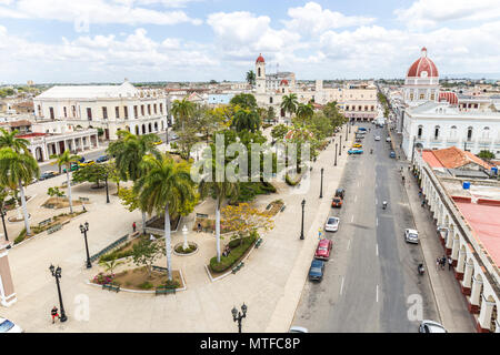 Vue depuis le Palacio Ferrer au parc José Martí à Cienfuegos, Cuba Banque D'Images