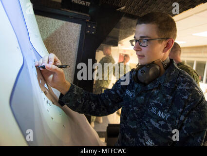 MANAMA, Bahreïn (24 avril 2017) Gunner's Mate Seaman Apprentice Swade Bowman, affectés à des forces de sécurité du Bahreïn Marine Division gamme, les objectifs de qualité pour les marins affectés au Détachement de la Marine Commande de munitions de petit calibre à Bahreïn lors d'un cours de qualification à la plage de petit calibre sur la base navale américaine (NSA) BAHREÏN 24 Avril. Banque D'Images