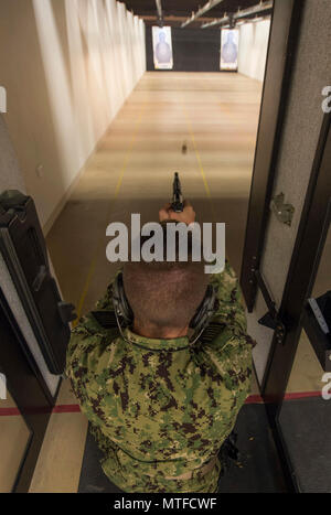MANAMA, Bahreïn (24 avril 2017) Mate du canonnier matelot Braden Maynard, affectés à la commande de munitions de la marine, un détachement de Bahreïn feux M9 Beretta pistolet 9 mm vers le bas, pendant un cours de qualification d'armes légères et de petit calibre à l'éventail sur la base navale américaine (NSA) BAHREÏN 24 Avril. Banque D'Images