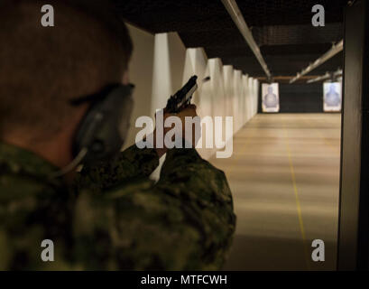 MANAMA, Bahreïn (24 avril 2017) Mate du canonnier matelot Braden Maynard, affectés à la commande de munitions de la marine, un détachement de Bahreïn feux M9 Beretta pistolet 9 mm vers le bas, pendant un cours de qualification d'armes légères et de petit calibre à l'éventail sur la base navale américaine (NSA) BAHREÏN 24 Avril. Banque D'Images