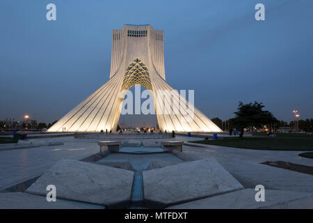 Téhéran, Iran - 7 mai 2018 à la tombée de la tour Azadi temps autrefois connue comme la Tour Shahyad est un monument situé sur la place Azadi et est un monument architectural Banque D'Images