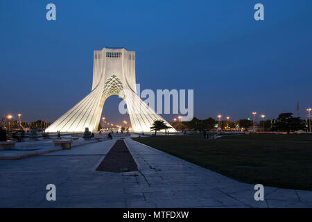 Téhéran, Iran - 7 mai 2018 à la tombée de la tour Azadi temps autrefois connue comme la Tour Shahyad est un monument situé sur la place Azadi et est un monument architectural Banque D'Images