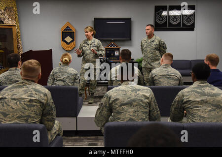 Le colonel Michele Edmondson, 81e Escadre, de formation École de Leadership des Aviateurs mémoires étudiants comme chef Master Sgt. Anthony Fisher, 81e Groupe Formation surintendant, s'en tient à l'intérieur de la salle du patrimoine, le 21 avril 2017, sur la base aérienne de Keesler, mademoiselle Edmondson visites chaque classe ALS à bref l'importance de remplir un rôle de leadership. Banque D'Images