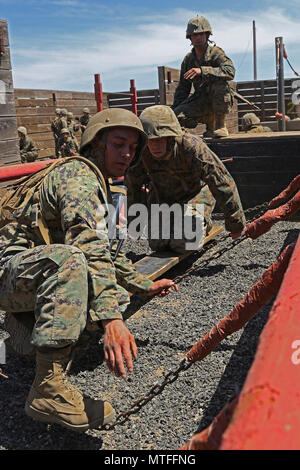 Les candidats de l'agent de recrutement Orange County, de recrutement, de recrutement de Los Angeles San Diego et de recrutement, au bord de la manoeuvre par la réaction de leadership au cours de la préparation de l'École des aspirants-week-end à Camp Pendleton, Californie, le 22 avril 2017. Afin de préparer les candidats pour les rigueurs de l'OCS, ce week-end de formation d'une durée d'évolution permet de climatisation et d'une familiarisation avec les types d'initiatives qui feront face à des candidats à l'école. Banque D'Images