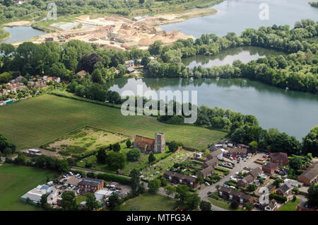 Vue aérienne sur l'approche de l'aéroport d'Heathrow à Londres de l'église paroissiale de St Michel à Horton près de Slough Berkshire. Au-delà de l'église est Banque D'Images