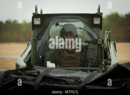 CAMP LEJEUNE, N.C. - Lance le Cpl. Bryson C. Carnell, un ingénieur avec l'opérateur d'équipement de combat, l'élément logistique maritime à des fins spéciales du Groupe de travail air-sol - région Sud, se déplace des tentes avec un chargeur multi-terrain général au cours de l'exercice 2 à Marine Corps Base Camp Lejeune, Caroline du Nord, le 24 avril 2017. L'élément de combat logistique mis en place au camp de formation Ingénieur Zone 2 afin de simuler une école, site de construction en vue de leur prochain déploiement en Amérique centrale. Banque D'Images