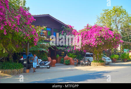 NEW BAGAN, MYANMAR - 24 février 2018 : petit hôtel avec des buissons de bougainvillées en face de l'entrée, le 24 février à New Bagan Banque D'Images