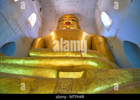 BAGAN, MYANMAR - février 24, 2018 : l'immense sculpture dorée de Bouddha situé dans le sanctuaire intérieur du temple Manuha, le 24 février à Bagan Banque D'Images