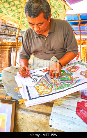 BAGAN, MYANMAR - février 24, 2018 : l'artiste peindre un éléphant sur le morceau de papier, le 24 février à Bagan Banque D'Images