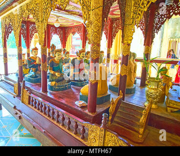 BAGAN, MYANMAR - février 24, 2018 : Cité Médiévale figures en bois richement décoré et doré à l'intérieur de Myazedi culte, le 24 février à Bagan Banque D'Images