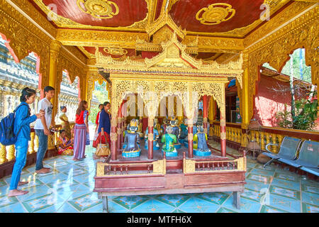 BAGAN, MYANMAR - 24 février 2018 : visite d'adorateurs du Myanmar Myazedi de culte et profiter de l'architecture médiévale et les sculptures en bois, le 24 février dans Banque D'Images