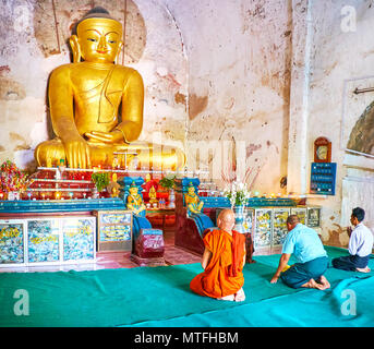 BAGAN, MYANMAR - février 24, 2018 : La petite image house avec sculpture de Bouddha doré en Bhumisparsa Mudra, le 24 février à Bagan Banque D'Images