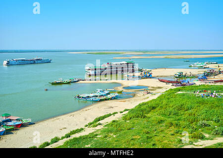 La vue sur les petites localités rurales port situé sur le fleuve Irrawaddy avec amarré et touristique vieux bateaux de pêche, Bagan, Myanmar Banque D'Images