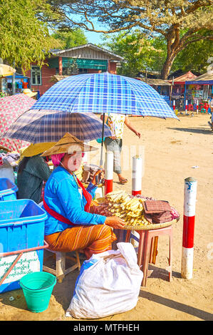 BAGAN, MYANMAR - février 24, 2018 : Le marchand vend des bonbons en smilimg à partir de la naissance de la farine, le 24 février à Bagan Banque D'Images