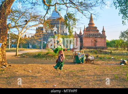 Belle marionnette birmane traditionnelle pendu sur l'arbre dans le parc archéologique, le Myanmar Bagan Banque D'Images