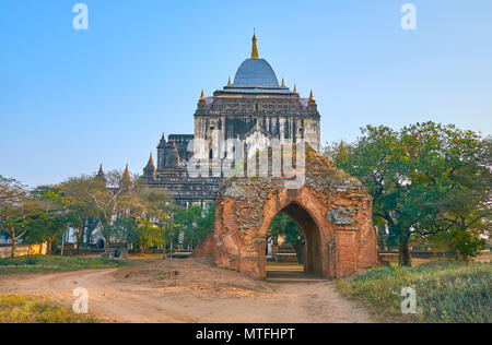 Immense et magnifique temple Thatbyinnyu est l'un des plus remarquables monuments de Bagan parc archéologique, Myanmar Banque D'Images