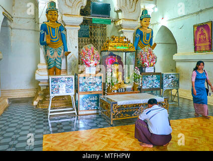 BAGAN, MYANMAR - février 24, 2018 : les prières dans la petite maison de l'image de Temple Thatbyinnyu, le 24 février à Bagan Banque D'Images