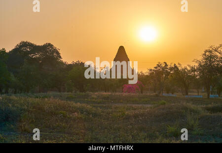 La vue panoramique sur l'ossature de l'ancienne pagode à coucher l'éclairage, Bagan, Myanmar Banque D'Images