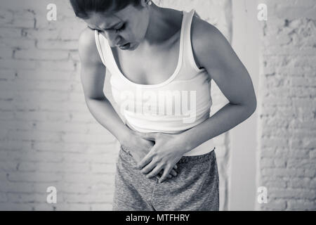 Close up of a young woman holding hands de ventre douloureux sur son ventre. La douleur du corps, gastrite, constipation, douleur de la période et les crampes menstruelles. Banque D'Images