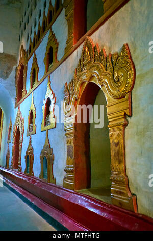 BAGAN, MYANMAR - février 24, 2018 : l'intérieur du temple Ananda avec de beaux éléments sculptés sur les murs, le 24 février à Bagan Banque D'Images