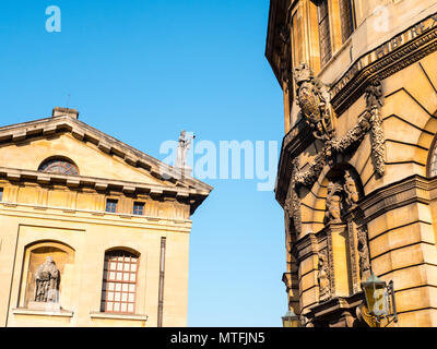 Le Sheldonian Theatre, avec Clarendon Building en arrière-plan, l'Université d'Oxford, Oxford, Oxfordshire, England, UK, FR. Banque D'Images