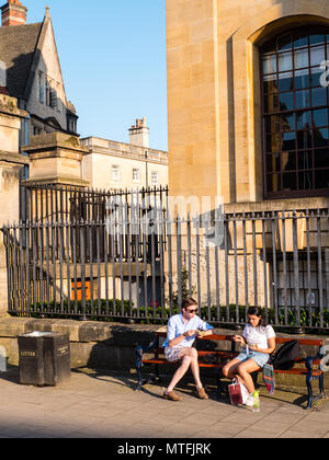 Couple de manger et profiter du soleil du soir, Broad Street, Oxford, Oxfordshire, England, UK, FR. Banque D'Images