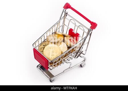 Vue de dessus gros plan du vide aluminium brillant supermarché miniature shopping cart full de nombreux bitcoins or isolé sur fond blanc Banque D'Images