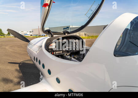 Vue depuis l'arrière de la cabine ouverte et transparente de l'Aquila A 210, un avion léger allemand, Braunschweig, Allemagne Mai 2018 Aéroport Banque D'Images