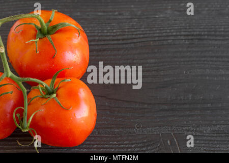 Tomate rouge mûr de Vigne, produits bio, de fruits et légumes Banque D'Images