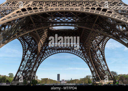 Vue depuis la base de la Tour Eiffel sur une bonne journée de printemps Banque D'Images