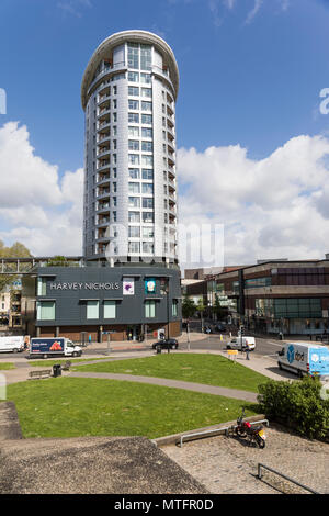 Harvey Nichols et les appartements Eclipse Tower ci-dessus, Philadelphia Street, Quakers Friars, ville de Bristol, Angleterre, ROYAUME-UNI Banque D'Images