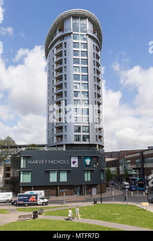 Harvey Nichols et les appartements Eclipse Tower ci-dessus, Philadelphia Street, Quakers Friars, ville de Bristol, Angleterre, ROYAUME-UNI Banque D'Images