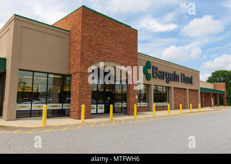 HICKORY, NC, USA-27 MAI 18 : une bonne affaire Hunt store, une chaîne de 85 magasins de détail dans le sud-est, offrant des prix réduits. Banque D'Images